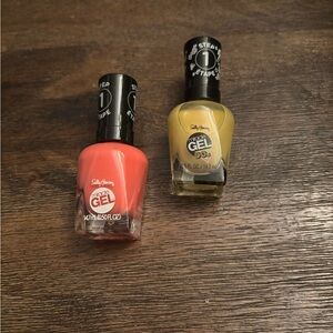 Sally Hansen Bundle of Two Nail Polish Step 1